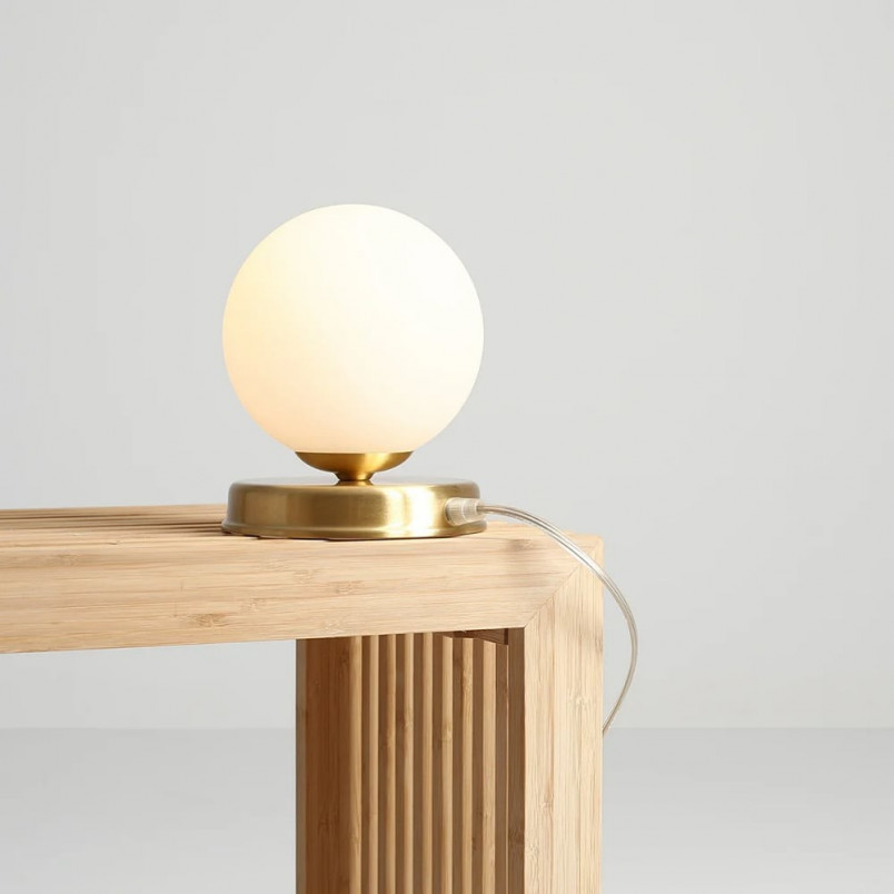 Lampa stołowa szklana Ball Brass Aldex | Elegancki design