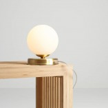 Lampa stołowa szklana Ball Brass Aldex | Elegancki design