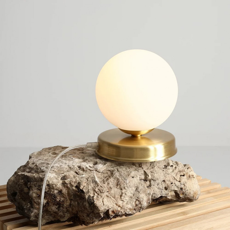 Lampa stołowa szklana Ball Brass Aldex | Elegancki design