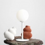 Lampa stołowa szklana kula Pinne biała Aldex - Eleganckie oświetlenie