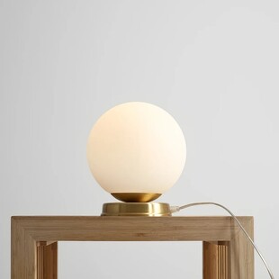 Lampa stołowa szklana kula Ball Brass 20cm biało-mosiężna Aldex