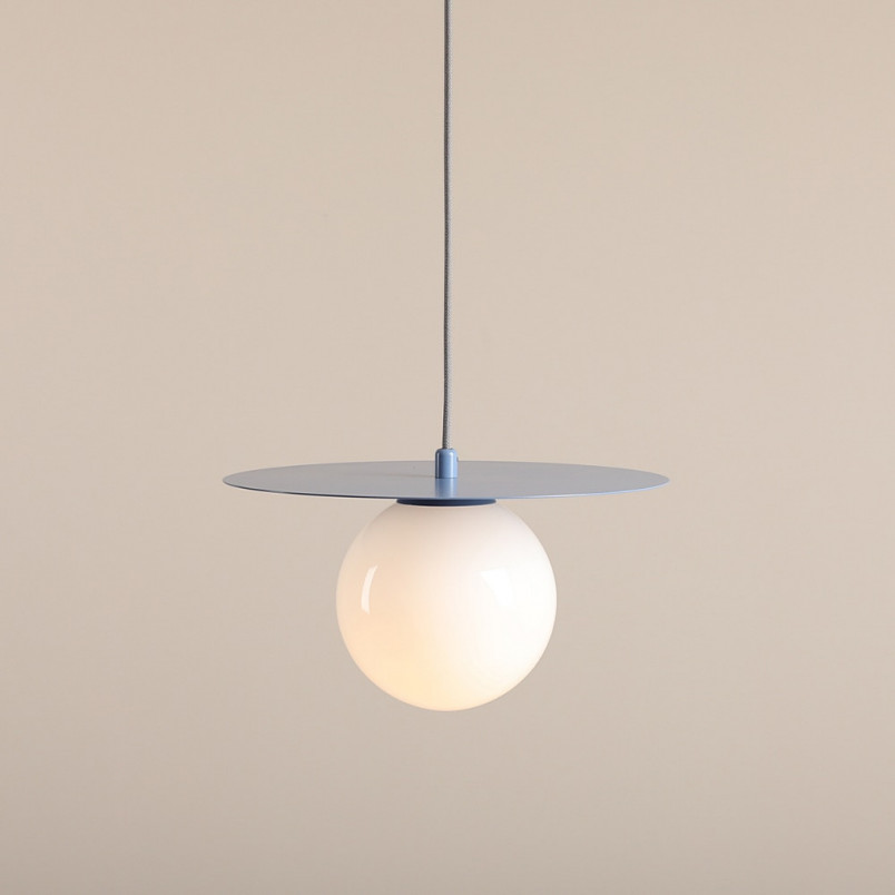 Lampa wisząca Loop - szklana kula, biały/niebieski | Aldex