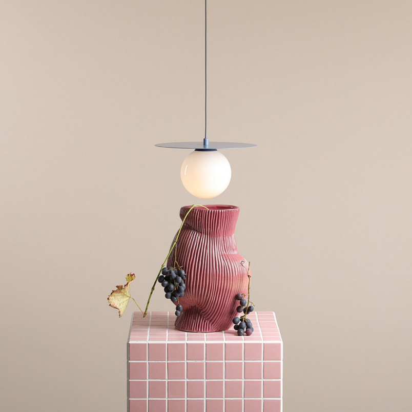 Lampa wisząca Loop - szklana kula, biały/niebieski | Aldex