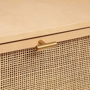 Wąska komoda słupek Rayo 50x107 cm rattan złoto | Decolab24