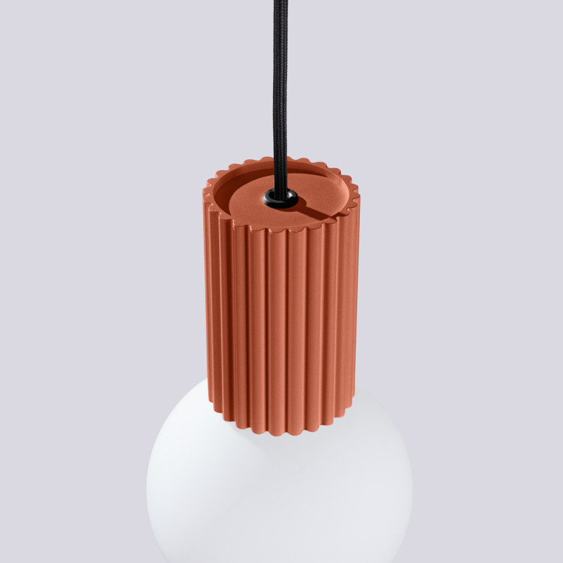 Lampa wisząca HALO Sollux - Ryflowana kula, biały/czerwony