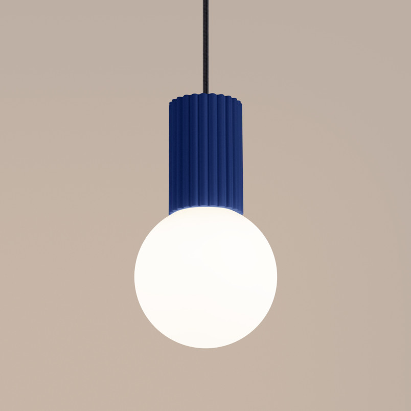 Lampa wisząca Halo Sollux - Ryflowana kula, biały/ultramaryna