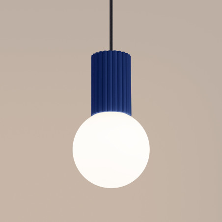 Lampa wisząca Halo Sollux - Ryflowana kula, biały/ultramaryna