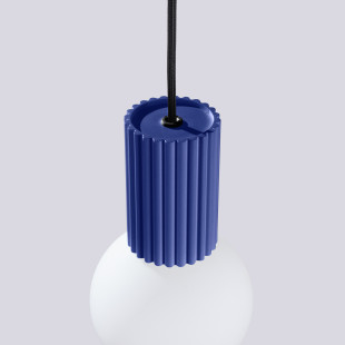 Lampa wisząca Halo Sollux - Ryflowana kula, biały/ultramaryna