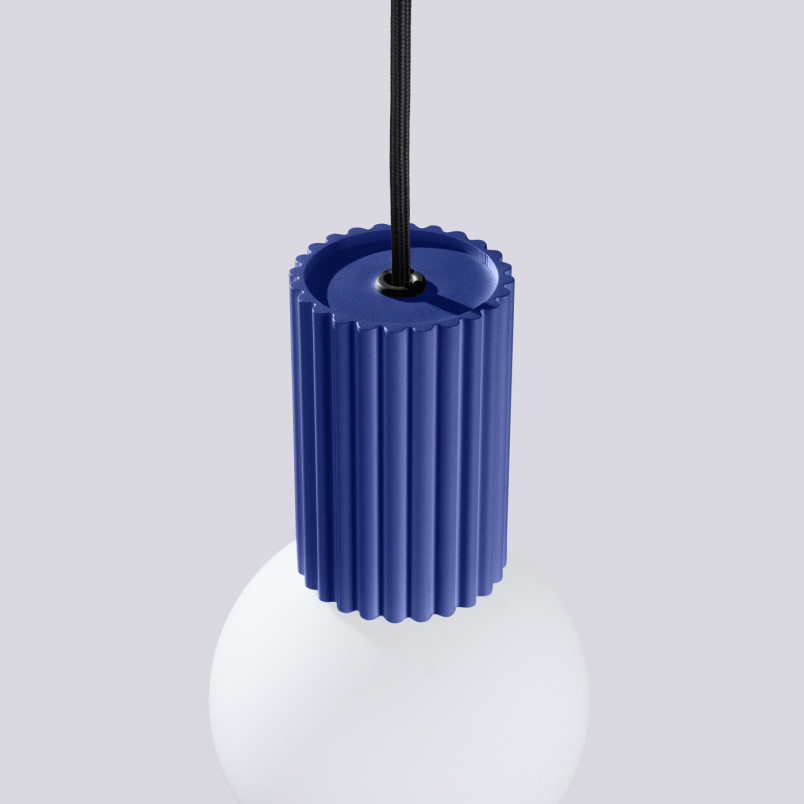 Lampa wisząca Halo Sollux - Ryflowana kula, biały/ultramaryna