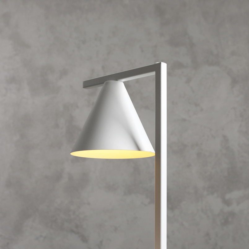 Lampa biurkowa stożek Form biała Aldex | Minimalizm i jakość