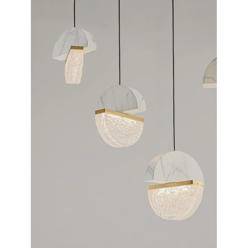 Lampa wisząca marmurowo-szklana 5 punktowa na listwie Pianetti 104cm LED 3000K biały marmur / złoty mosiądz / przeźroczysty
