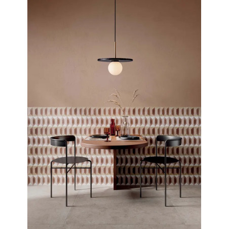 Lampa wisząca marmurowa z płaskim kloszem i szklaną kulą Borgo 30cm opal / czarny