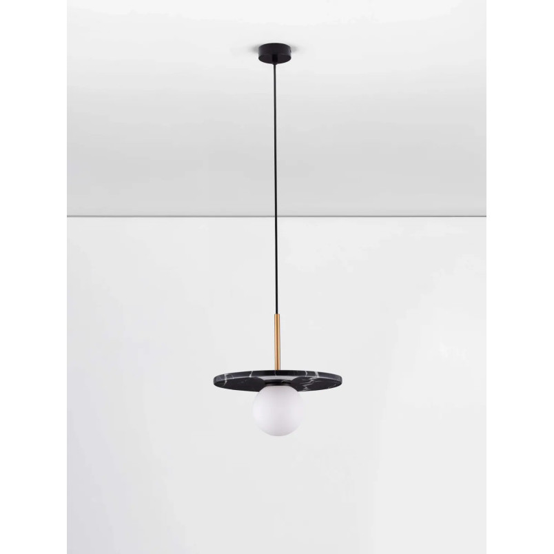 Lampa wisząca marmurowa z płaskim kloszem i szklaną kulą Borgo 30cm opal / czarny