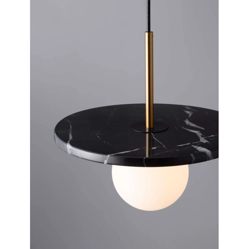 Lampa wisząca marmurowa z płaskim kloszem i szklaną kulą Borgo 30cm opal / czarny