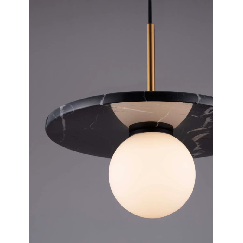 Lampa wisząca marmurowa z płaskim kloszem i szklaną kulą Borgo 30cm opal / czarny
