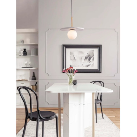 Lampa wisząca marmurowa z płaskim kloszem i szklaną kulą Borgo 30cm opal / biały