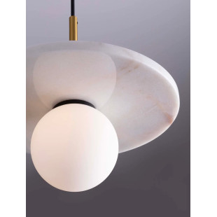 Lampa wisząca marmurowa z płaskim kloszem i szklaną kulą Borgo 30cm opal / biały