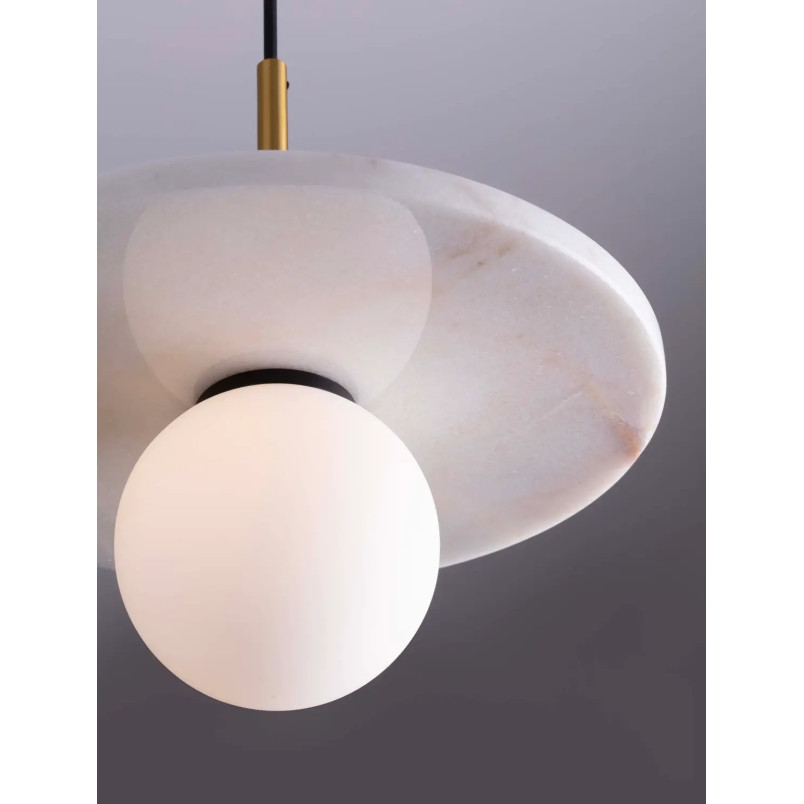 Lampa wisząca marmurowa z płaskim kloszem i szklaną kulą Borgo 30cm opal / biały