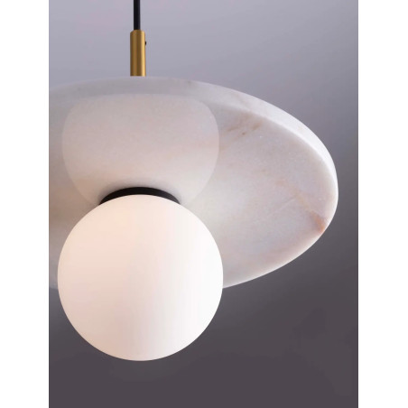 Lampa wisząca marmurowa z płaskim kloszem i szklaną kulą Borgo 30cm opal / biały