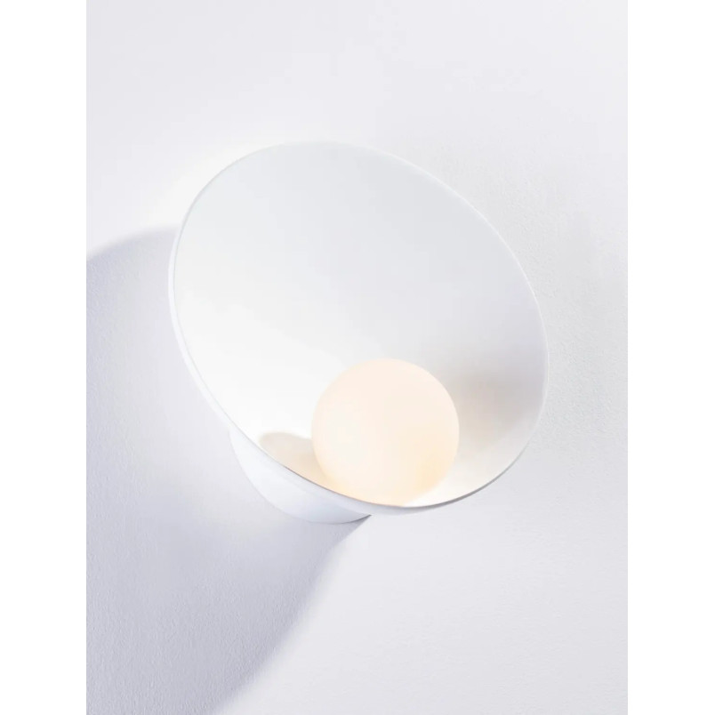 Kinkiet designerski ze szklaną kulą Colli 23cm opal / biały