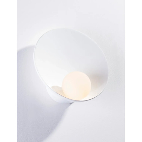 Kinkiet designerski ze szklaną kulą Colli 23cm opal / biały