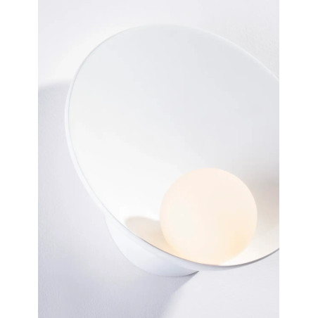 Kinkiet designerski ze szklaną kulą Colli 23cm opal / biały