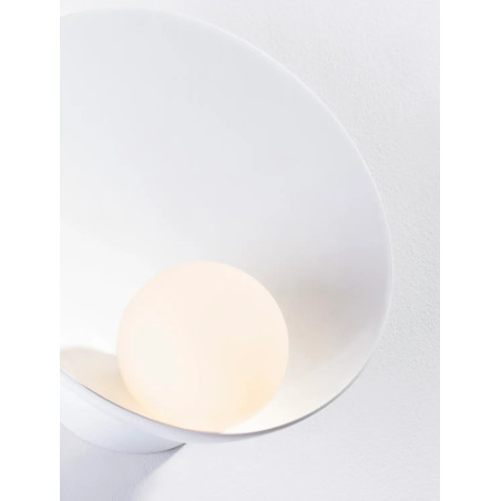 Kinkiet designerski ze szklaną kulą Colli 23cm opal / biały