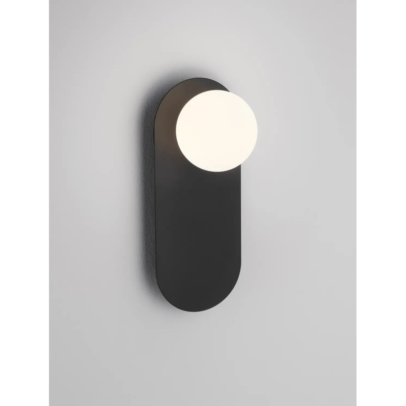 Kinkiet owalny ze szklaną kulą Porrino 30cm opal / czarny