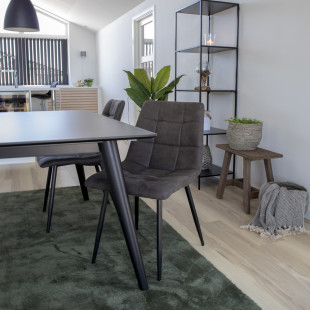 Krzesło zamszowe pikowane Middelfart ciemny szary / czarny House Nordic