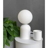 Lampa stołowa Luoti - szklana kula, biały kolor | Ummo