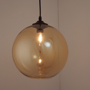 Lampa wisząca Love Bomb - bursztynowa kula | Step In Design