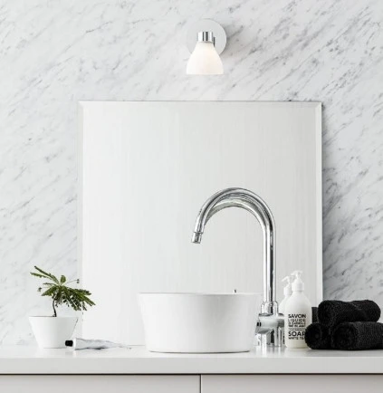 Biały kinkiet szklany łazienkowy w stylu nowoczesnym Cassis Markslojd
