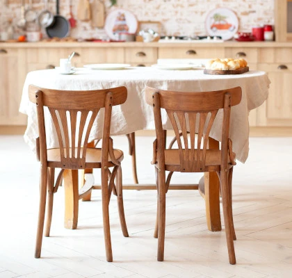 Krzesła drewniane do rustykalnej kuchni
