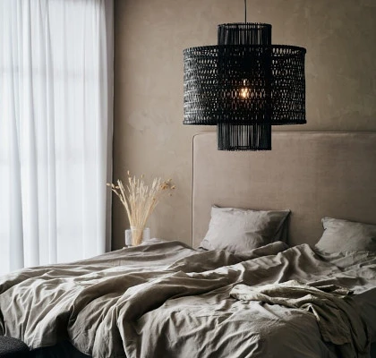 Duża czarna lampa wisząca w stylu boho do sypialni Ambon Markslojd