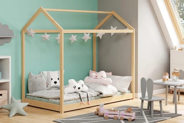 Drewniane łóżko dziecięce w kształcie domku Yogi Halmar