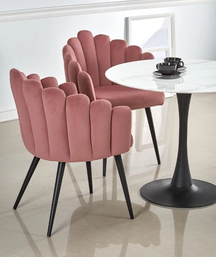 Różowe krzesło welurowe w stylu muszelka na czarnych nogach K410 Halmar