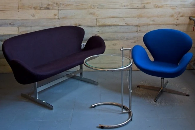 Niebieski fotel designerski z obrotową podstawą Cup