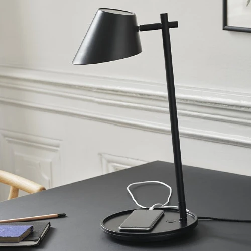 Funkcjonalne oświetlenie - lampka na biurko z usb aranżacja