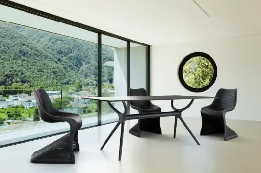 Designerskie czarne krzesło ażurowe z tworzywa Bloom Siesta.