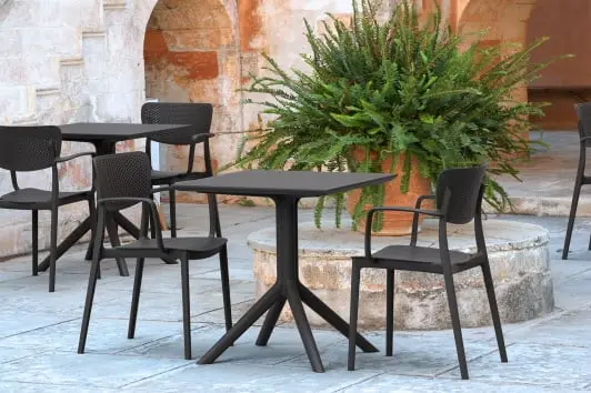 Czarne krzesło ogrodowe z podłokietnikami i ażurowym oparciem Loft Siesta 